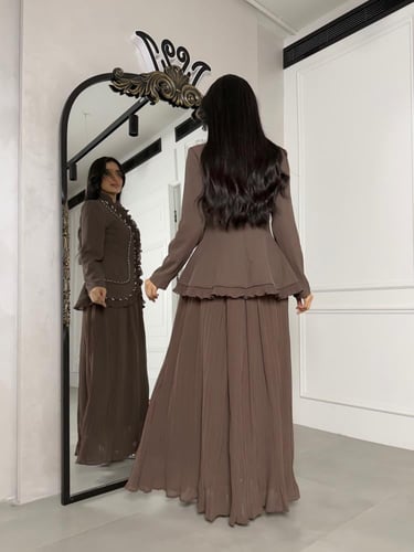 فساتين ناعمة للعيد بتصميم قطعتين وكسرات أنيقة