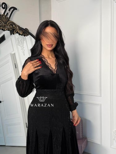 فستان سهرة مخمل بقصة من الصدر