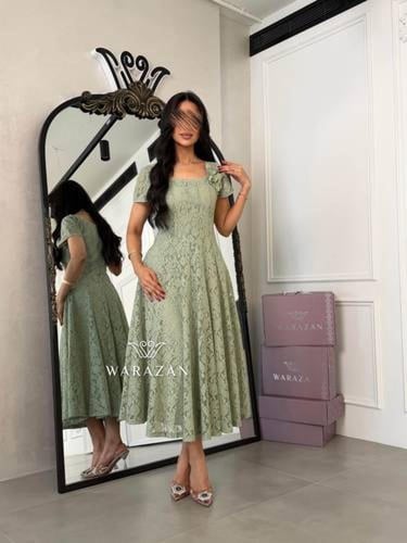 فستان انيق بدانتيل و وردة من الكتف