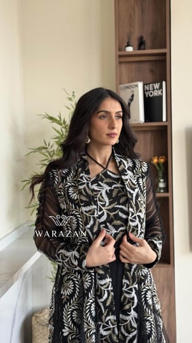 جمبسوت مع بشت دانتيل جاكار اسود وبيج