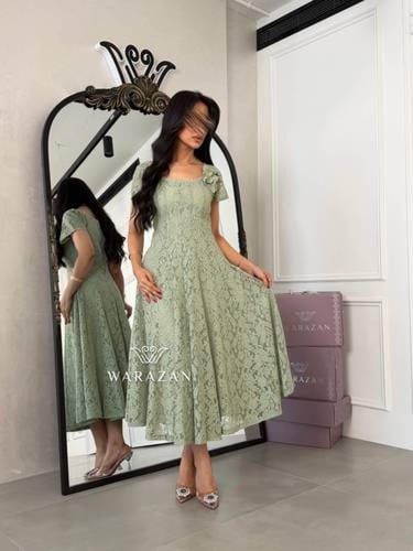 فستان انيق بدانتيل و وردة من الكتف