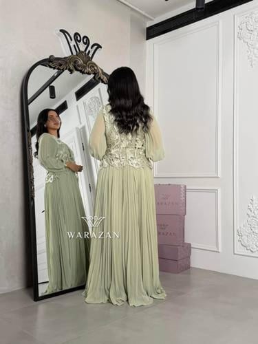 فستان انيق بدانتيل وكسرات من الاكمام