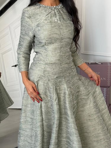 فستان انيق بكرستال من الرقبه