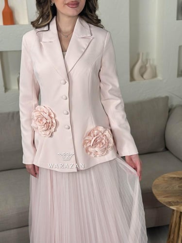 طقم انيق بتدخيلة ورد وتنورة كسرات