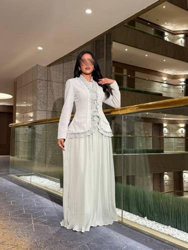 فساتين ناعمة للعيد بتصميم قطعتين وكسرات أنيقة