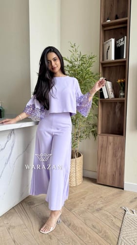 طقم كلاسيكي بأكمام مزينة بالدانتيل