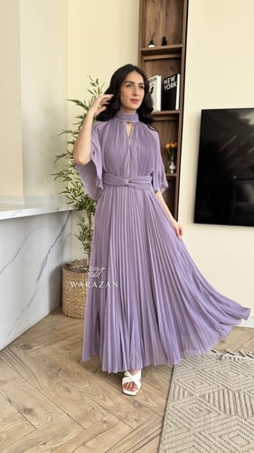 فستان ناعم بكسرات و ربطة عند الخصر