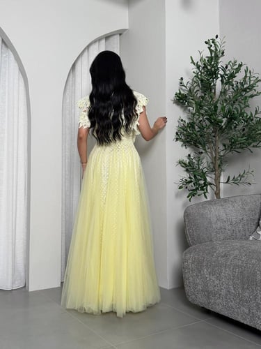 فستان ملكي بدانتيل و بتفاصيل من الصدر