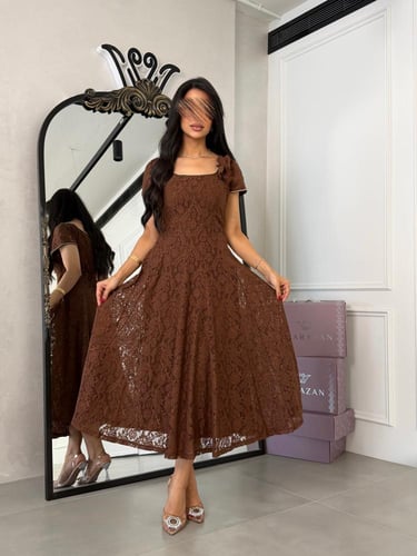 فستان انيق بدانتيل و وردة من الكتف