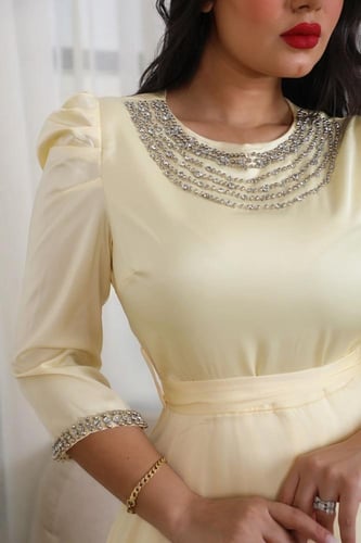 فستان سهرة طويل وناعم كسرات من الأمام