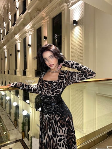 فستان سهرة طويل ناعم نمري بأكمام طويلة