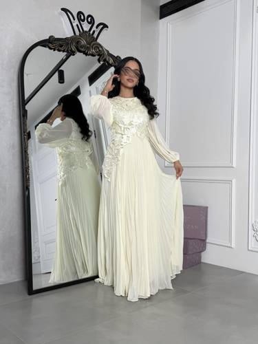 فستان انيق بدانتيل وكسرات من الاكمام