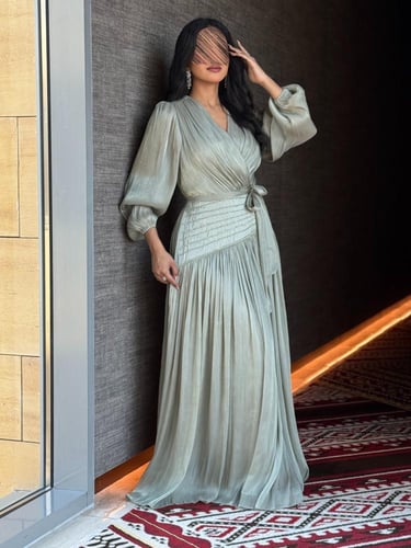 فستان لفّ حريري بأكمام وربطة خصر