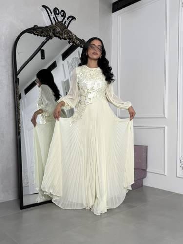 فستان انيق بدانتيل وكسرات من الاكمام