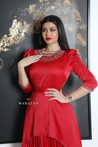 فستان سهرة طويل وناعم كسرات من الأمام