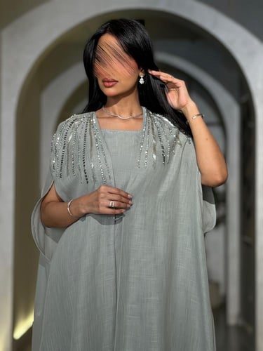 جلابية ناعمة بقصة كاب للمناسبات الخاصة