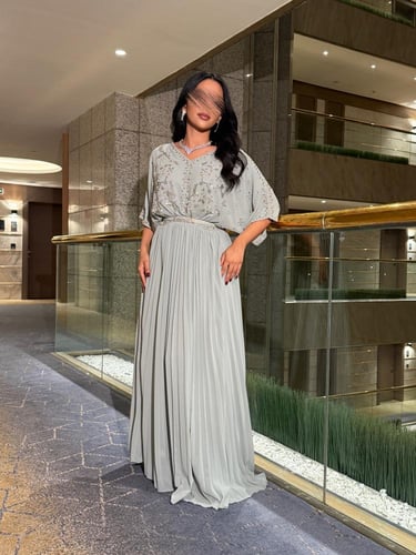 فستان انيق بتطريز من الصدر و بحزام