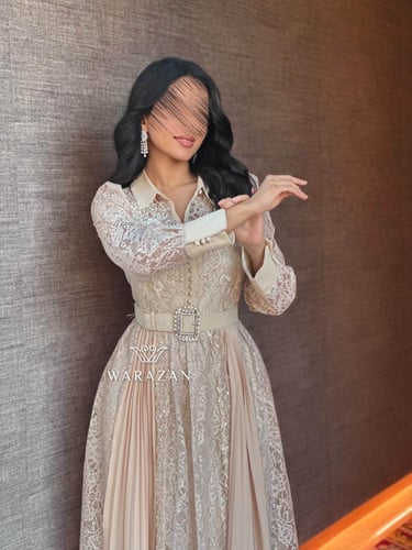 فستان ملكي بكسرات وحزام من الخصر