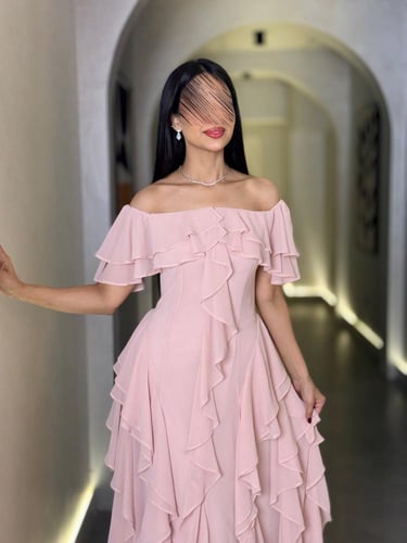 فستان ناعم بقصة من الكتف