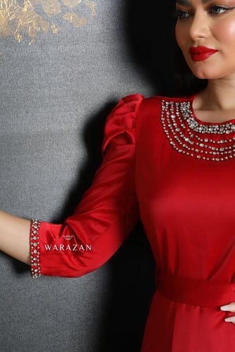 فستان سهرة طويل وناعم كسرات من الأمام