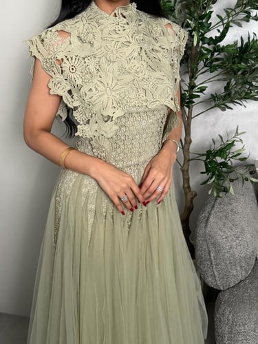 فستان ملكي ميد بدانتيل و بتفاصيل من الصدر