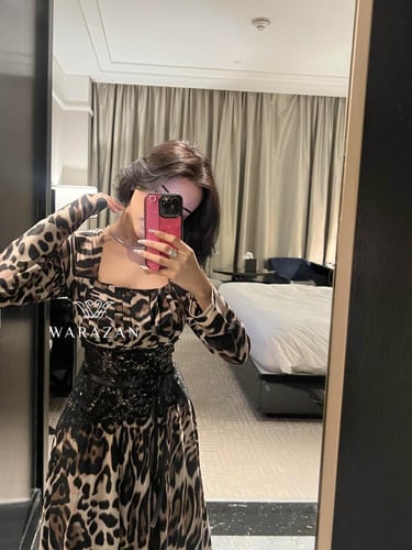 فستان سهرة طويل ناعم نمري بأكمام طويلة