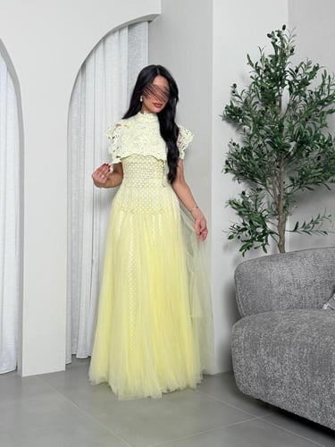 فستان ملكي بدانتيل و بتفاصيل من الصدر