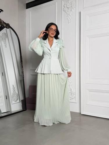 فستان بقصة اكمام و كسرات