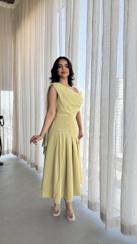 فستان ناعم بقصه من الكتف