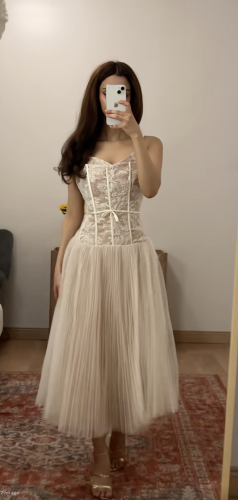 فستان ناعم بقصة من الصدر و بكسرات