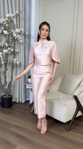 طقم انيق بتصميم من الاكتاف