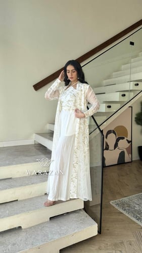 جمبسوت مع بشت دانتيل جاكار اسود وبيج