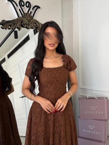 فستان انيق بدانتيل و وردة من الكتف