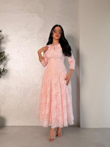 فستان بكرستال من الرقبه و بقماش نقش