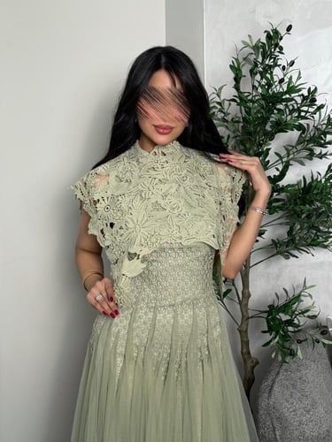 فستان ملكي ميد بدانتيل و بتفاصيل من الصدر