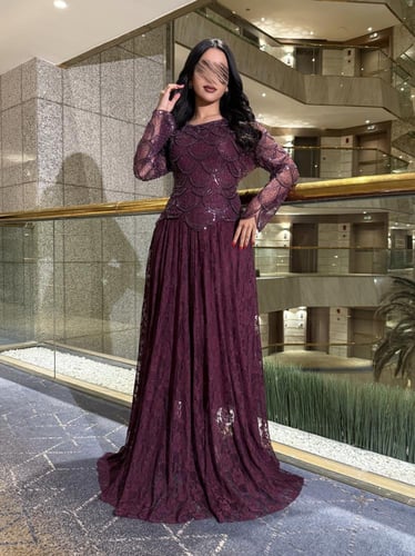 فستان دانتيل ملكي و بتطريز شك يدوي