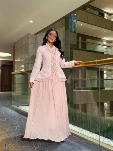 فساتين ناعمة للعيد بتصميم قطعتين وكسرات أنيقة