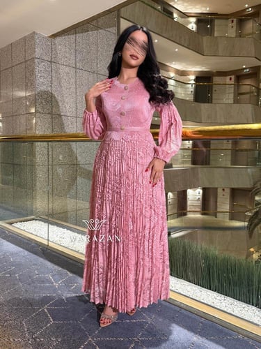 فستان بتفاصيل مميزه و بحزام من الخصر