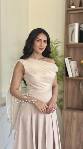 فستان ناعم بقصه من الكتف