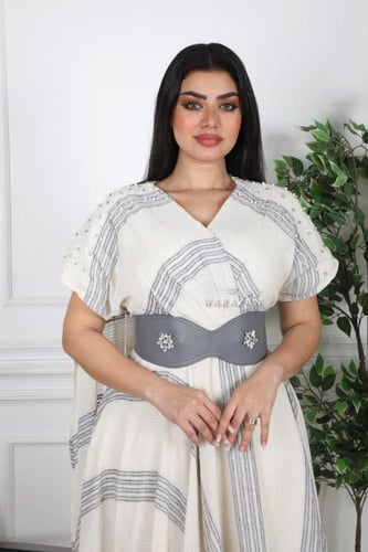 فستان بقصة كم وحزام من الخصر