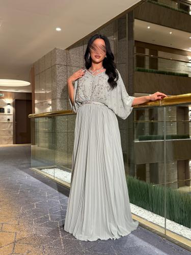 فستان انيق بتطريز من الصدر و بحزام