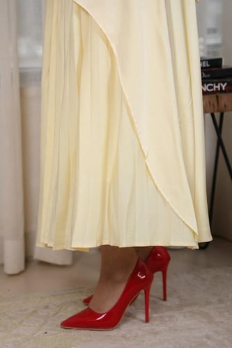 فستان سهرة طويل وناعم كسرات من الأمام