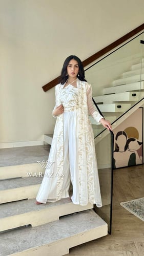 جمبسوت مع بشت دانتيل جاكار اسود وبيج