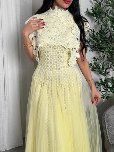 فستان ملكي بدانتيل و بتفاصيل من الصدر