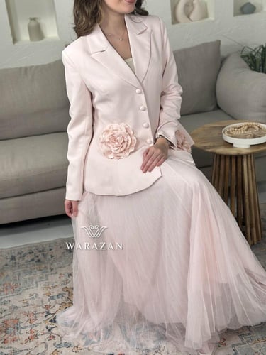 طقم انيق بتدخيلة ورد وتنورة كسرات