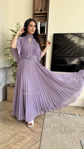 فستان ناعم بكسرات و ربطة عند الخصر