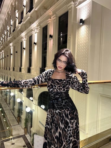 فستان سهرة طويل ناعم نمري بأكمام طويلة