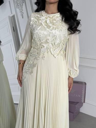 فستان انيق بدانتيل وكسرات من الاكمام