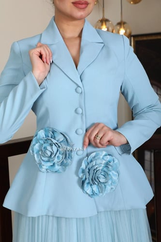 طقم انيق بتدخيلة ورد وتنورة كسرات