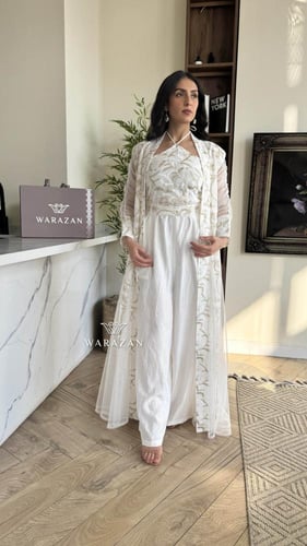 جمبسوت مع بشت دانتيل جاكار اسود وبيج